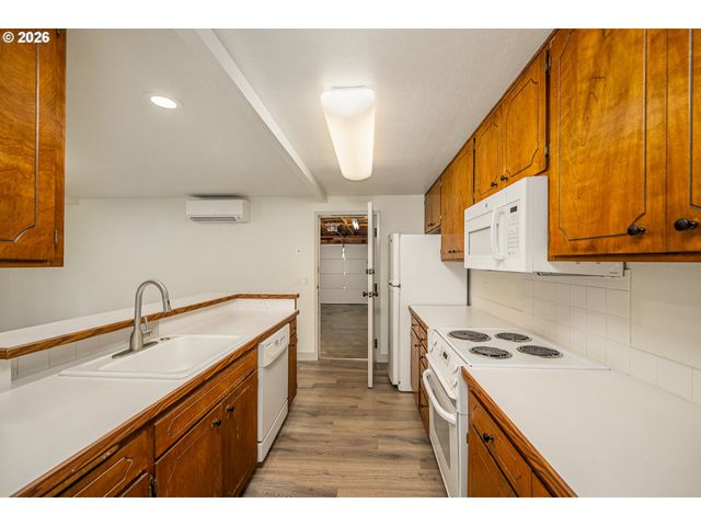 67 WESTBROOK Way, Eugene, OR 97405
