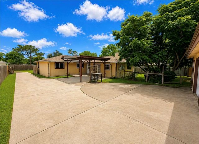 3206 Meadow Ridge Dr, Corpus Christi, TX 78418