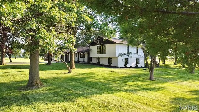 5573 State Route 160, Highland, IL 62249