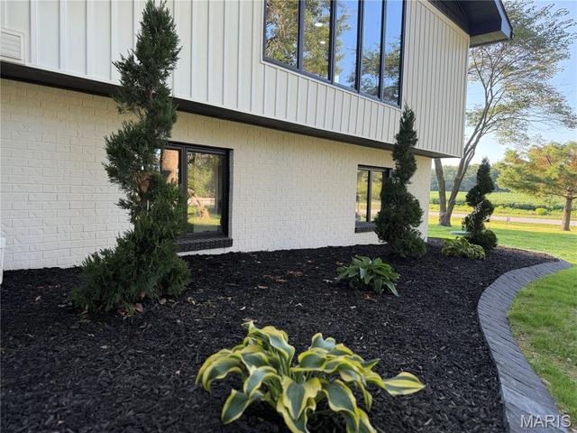 5573 State Route 160, Highland, IL 62249