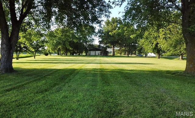 5573 State Route 160, Highland, IL 62249
