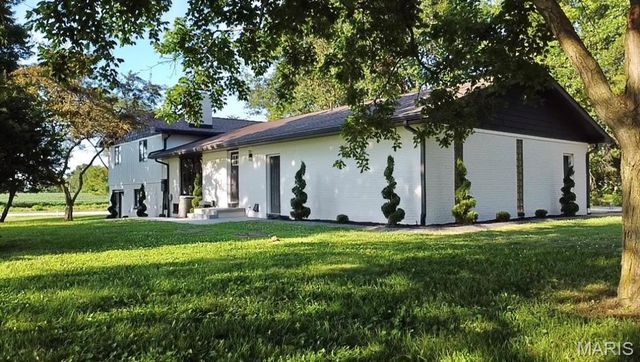 5573 State Route 160, Highland, IL 62249