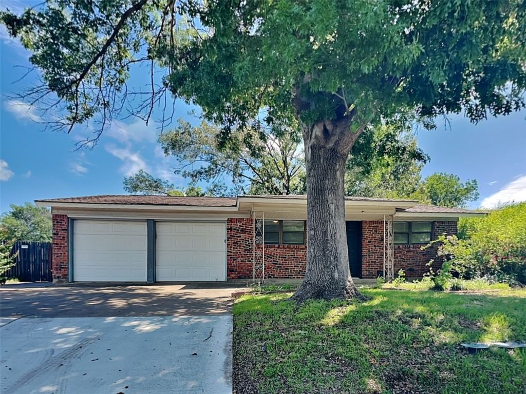 605 Thompson Drive, Saginaw, TX 76179