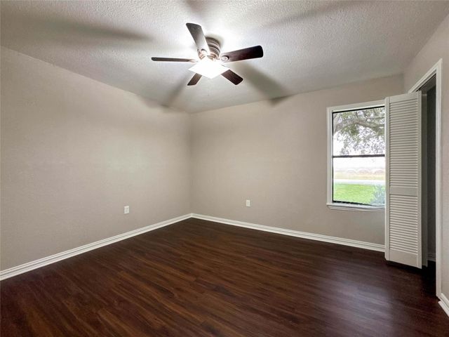 1706 Avenue A, Danbury, TX 77534