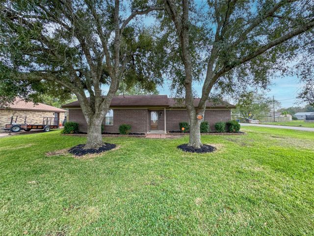 1706 Avenue A, Danbury, TX 77534