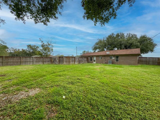 1706 Avenue A, Danbury, TX 77534