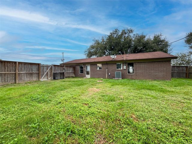 1706 Avenue A, Danbury, TX 77534