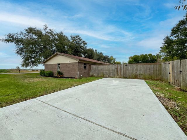 1706 Avenue A, Danbury, TX 77534