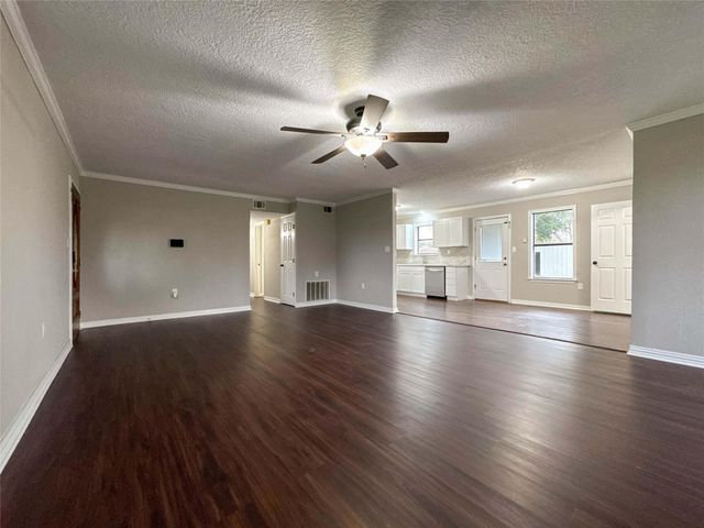 1706 Avenue A, Danbury, TX 77534