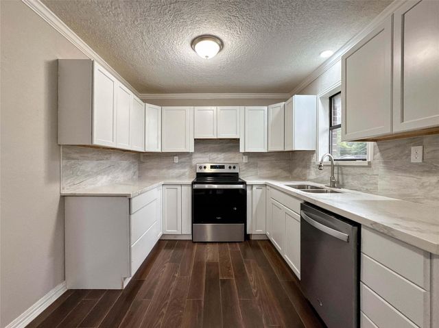 1706 Avenue A, Danbury, TX 77534