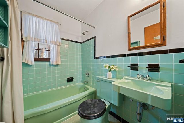 212 Spruce Street, Midland Park, NJ 07432