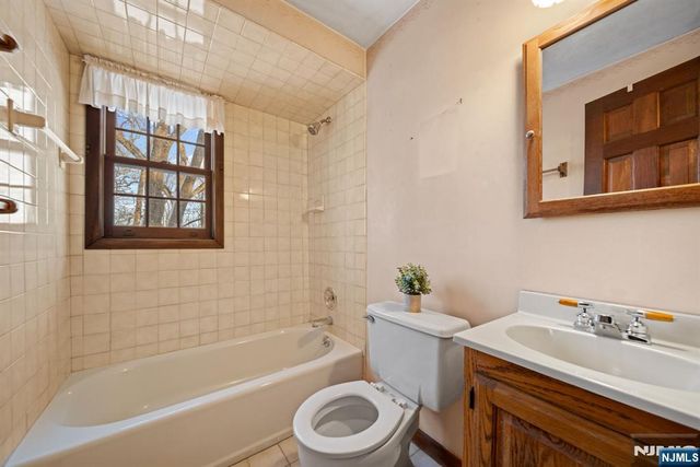 212 Spruce Street, Midland Park, NJ 07432