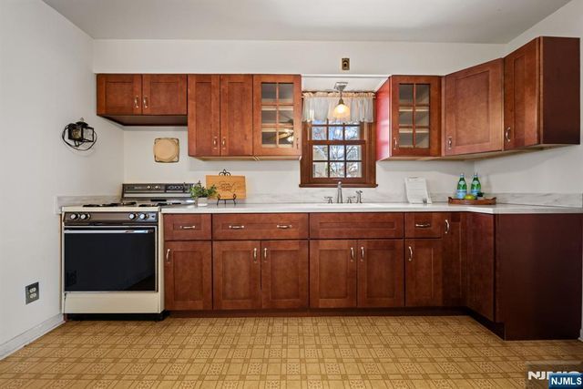 212 Spruce Street, Midland Park, NJ 07432