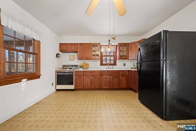 212 Spruce Street, Midland Park, NJ 07432