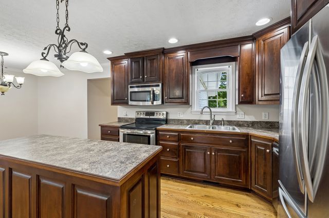 516 Crestwood Dr, Lafayette, TN 37083