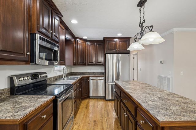 516 Crestwood Dr, Lafayette, TN 37083