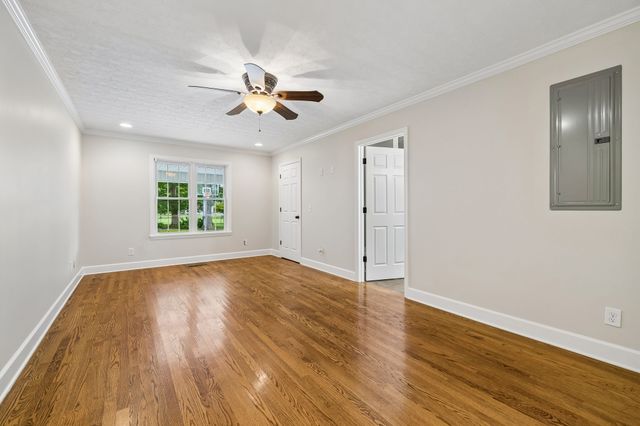 516 Crestwood Dr, Lafayette, TN 37083