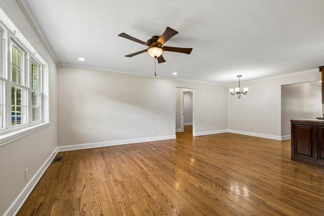 516 Crestwood Dr, Lafayette, TN 37083