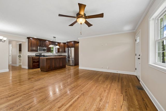 516 Crestwood Dr, Lafayette, TN 37083