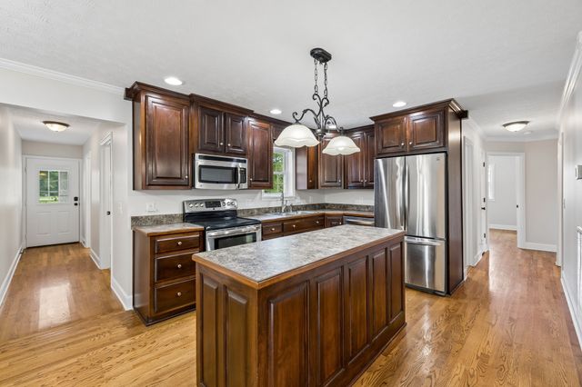 516 Crestwood Dr, Lafayette, TN 37083