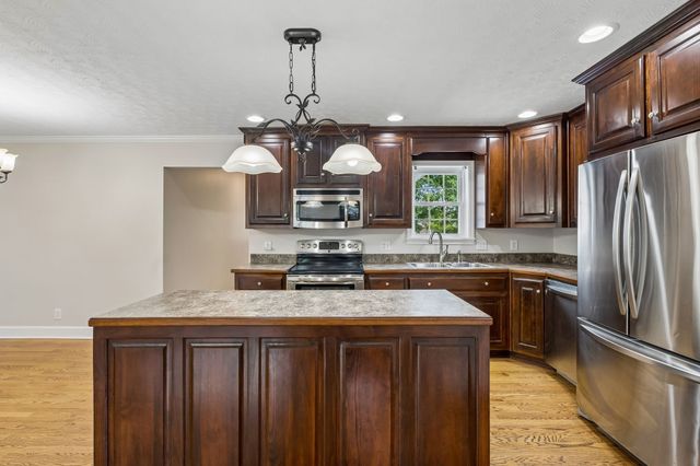 516 Crestwood Dr, Lafayette, TN 37083