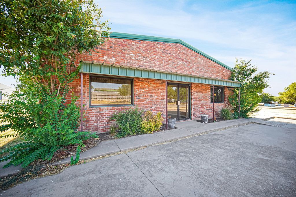 203 S Church Street, Jacksboro, TX 76458