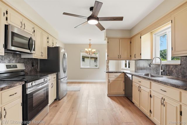 804 Bonita Drive, White Lake Charter Township, MI 48383