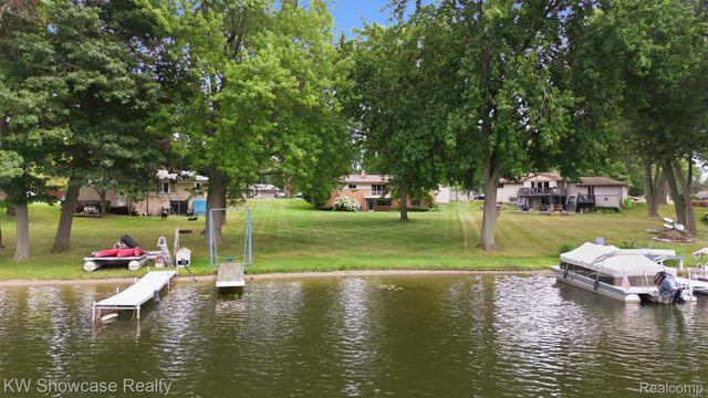 804 Bonita Drive, White Lake Charter Township, MI 48383