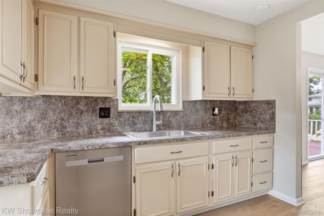 804 Bonita Drive, White Lake Charter Township, MI 48383