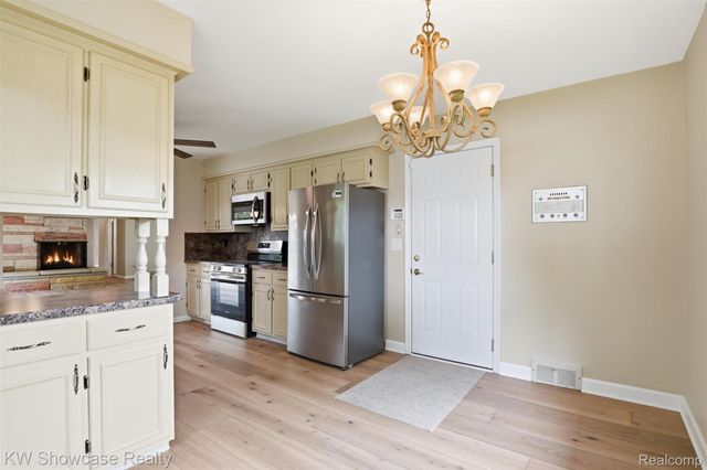 804 Bonita Drive, White Lake Charter Township, MI 48383