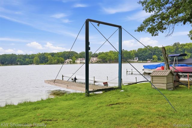 804 Bonita Drive, White Lake Charter Township, MI 48383