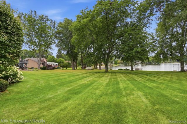 804 Bonita Drive, White Lake Charter Township, MI 48383