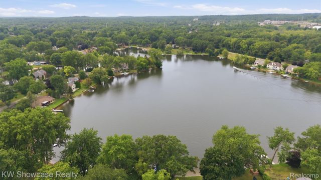 804 Bonita Drive, White Lake Charter Township, MI 48383