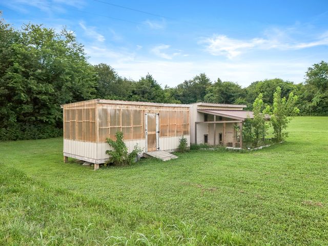 28 Henderson Rd, Lynchburg, TN 37352