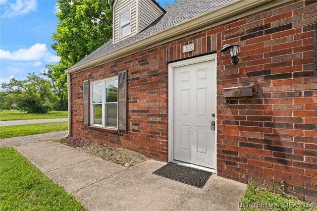 815-817 Lancelot Court, Jeffersonville, IN 47130