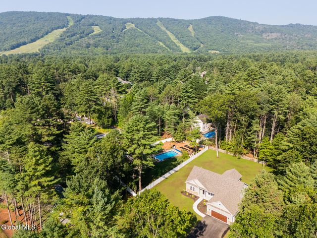 10 Wolfe Road, Queensbury, NY 12804