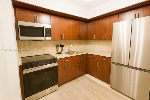 921 NE 199th St 107, Miami, FL 33179