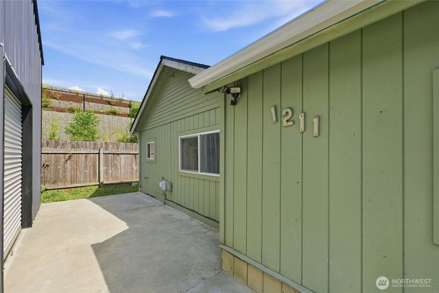 1211 NE McWilliams, Bremerton, WA 98311
