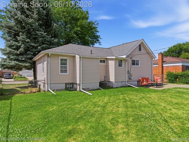 21813 Stephens Street, St. Clair Shores, MI 48080