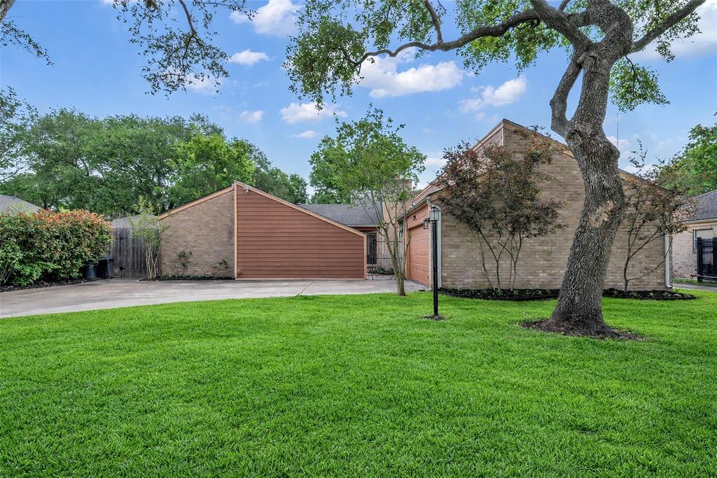 8206 Debbie Gay Drive, Houston, TX 77040