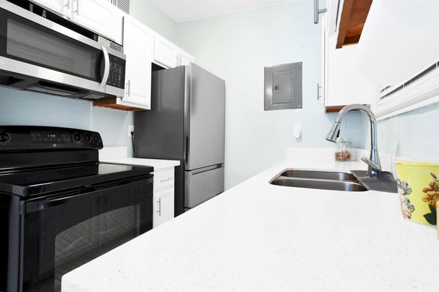 5241 NE 16th Terrace E, Pompano Beach, FL 33064