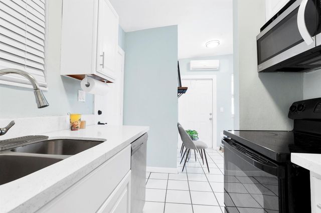 5241 NE 16th Terrace E, Pompano Beach, FL 33064