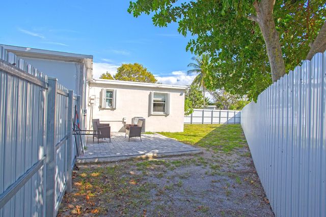 5241 NE 16th Terrace E, Pompano Beach, FL 33064