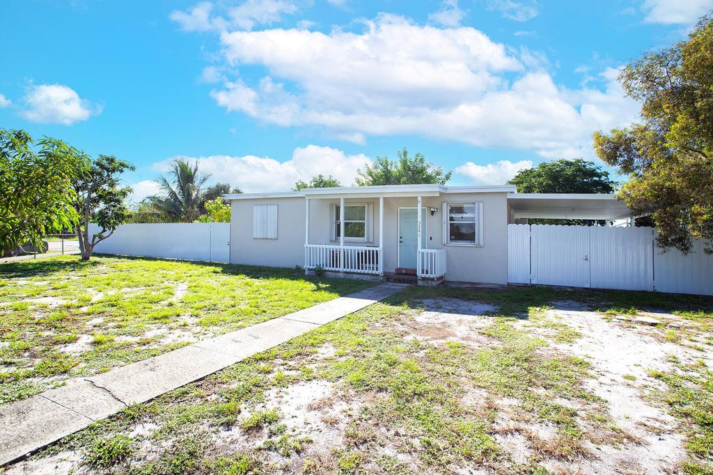 5241 NE 16th Terrace E, Pompano Beach, FL 33064