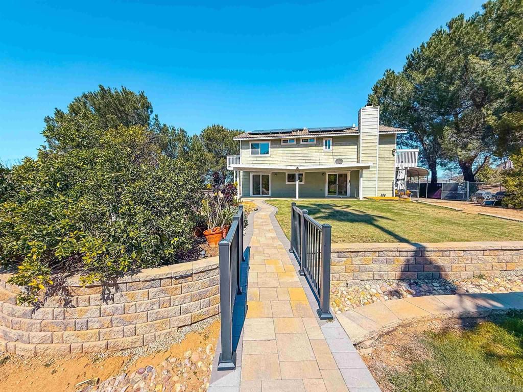 Image 5 of property listing at 17649 Rancho De Carole Rd, Ramona, CA 92065