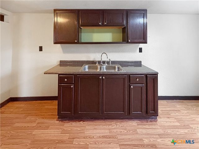 120 W Avenue J, Belton, TX 76513