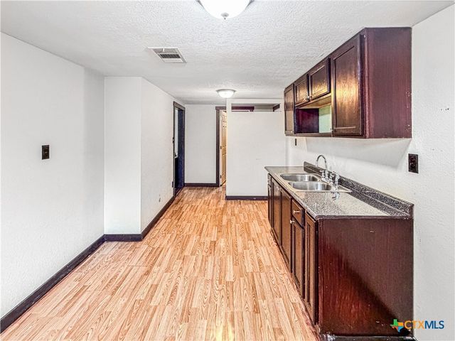 120 W Avenue J, Belton, TX 76513