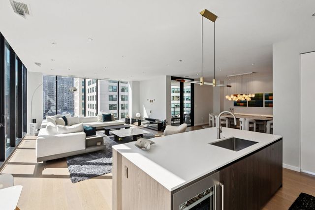 56 W HURON Street 9, Chicago, IL 60654