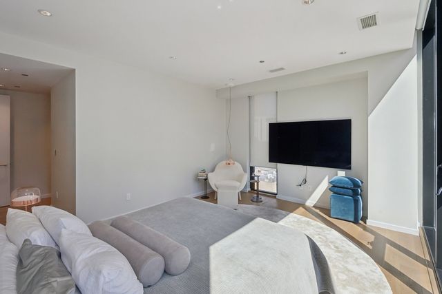 56 W HURON Street 9, Chicago, IL 60654