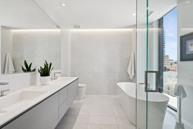 56 W HURON Street 9, Chicago, IL 60654